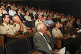 Numeroso personal militar asiste como público