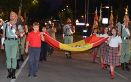 Niños jienenses con la Bandera nacional