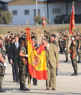 Uno de los jurandos en el momento de besar la Bandera