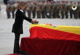 The ministress awards the Cross of Merit in the red division (Photo:Ignacio Mohedano/Army Communication Department) 
