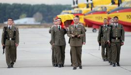 The deceased’s fellow 5th Light Infantry Brigade soldiers bear the coffin (Photo:Ignacio Mohedano/Army Communication Department)