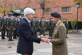El subteniente Cecilia recoge el premio 