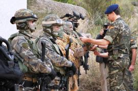 The Prince with participants in the exercise (Photo:Luis Rico/Army Communication Department)