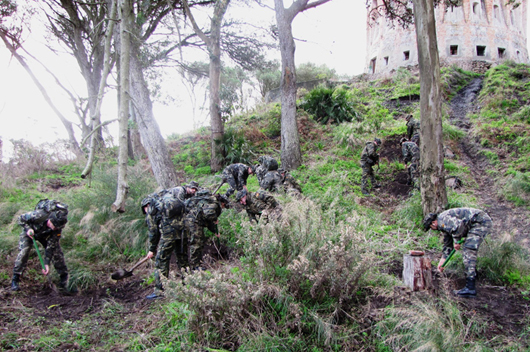 Artillery personnel in the middle of the reforestation work (Photo:Ceuta General Command)