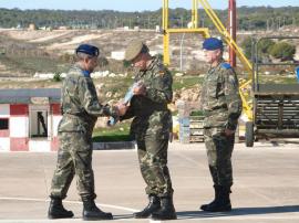 El comandante general entrega la placa conmemorativa (Foto:COMGEMEL)
