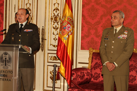 The Chief of the Army Staff accompanied by General Vázquez during the ceremony 