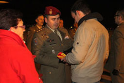 Colonel Herrero presents the Spanish Flag to a relative