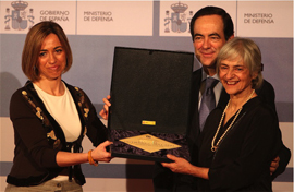 The general's daughter received a tribute plaque