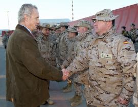 The minister of Defence greets the Spanish service personnel 