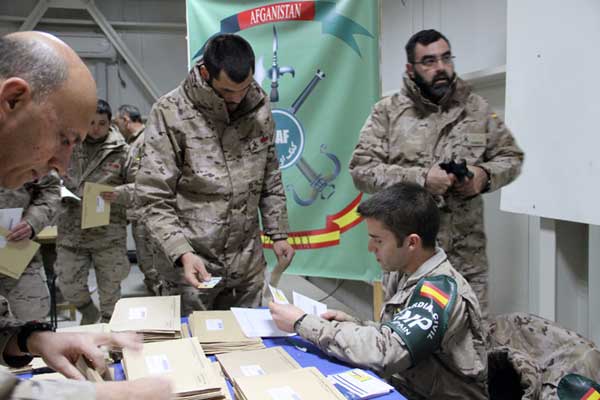 Spanish servicepersons exercise their right to vote 