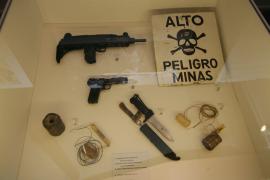 Armamento, trampas explosivas, carteles...
