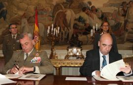 The vice-chancellor of the ‘Complutense’ and the Chief of the Army Staff at the signing 
