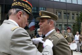 General Valentín-Gamazo receives the medal 