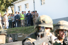 The president listening to explanations on the Light Infantry Brigade’s exercise.