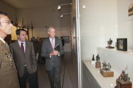 El ministro, junto al pintor, visita la exposición