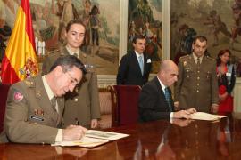 The Chief of the Army Staff and the vice-chancellor at the signing of the Agreement 