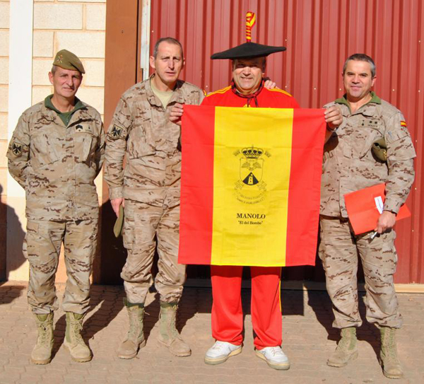 Manolo "el del bombo" junto al coronel Bonal