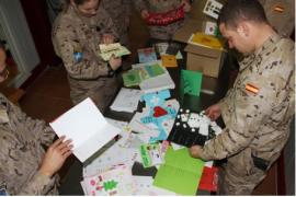 Reading greetings from Spanish schoolchildren in Afghanistan 