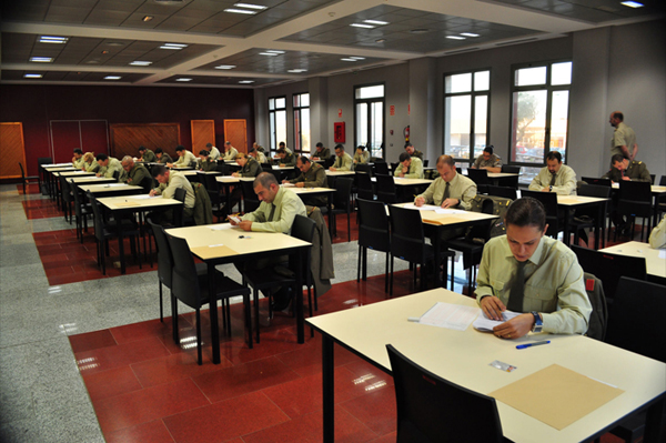 Aspirantes realizando el examen para permanente