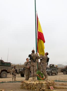 Último arriado de Bandera en Ludina