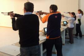 Práctica con pistolas de aire comprimido