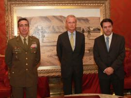 El ministro con el JEME y el artista