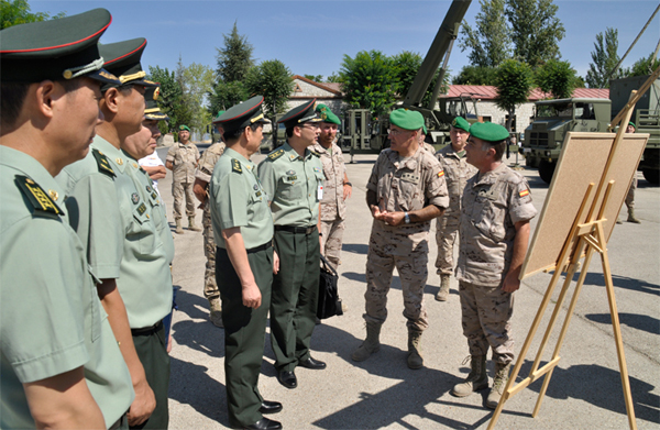 El coronel Farré en la exposición a la delegación
