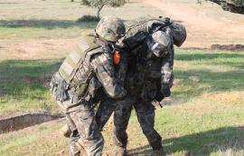 Evacuación de un herido en las prácticas