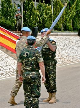 El general Chapa recibe la Bandera de la ONU
