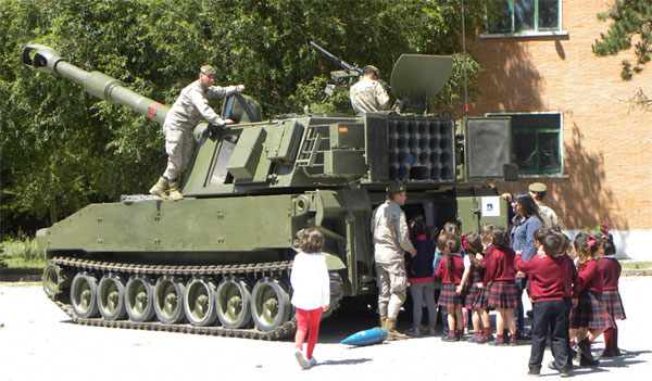 Los niños esperan para subir al obús ATP (Foto:MACA)