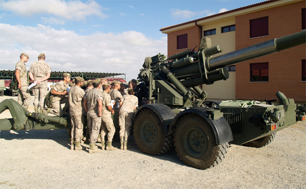 Alumnos practican con una pieza de Artillería (Foto:ACART)