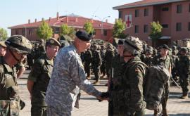 El general Odiermo saluda a un capitán