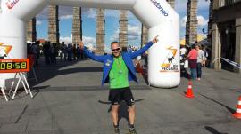 El soldado J. M. García con la medalla al pecho