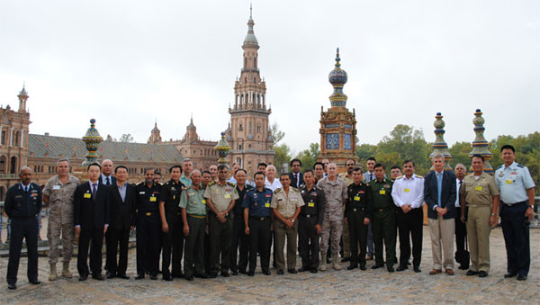 Asistentes al curso ante el CG de Fuerza Terrestre