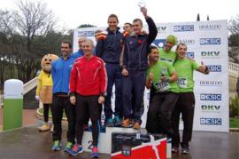 El equipo masculino en lo alto del pódio