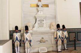 Soldados con vestuario de época junto a la tumba