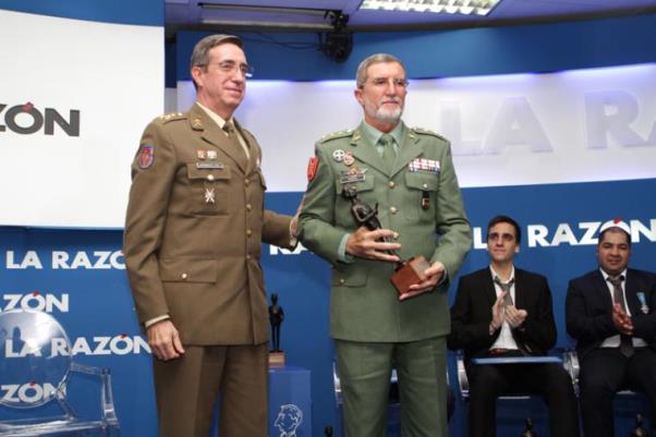 El JEME y el coronel tras recibir el premio