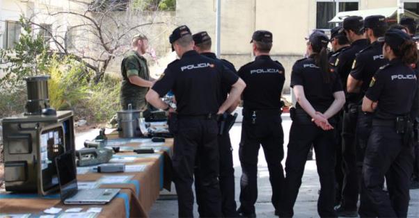 Los visitantes en la exposición de material