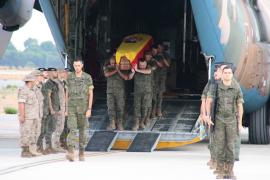 The casket descends from the airplane The casket descends from the airplane