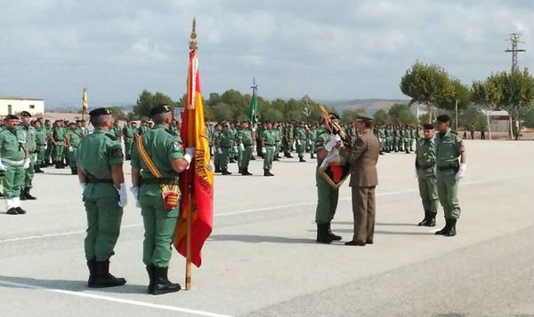 El JEME entrega el Guión de la unidad al coronel