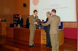 Entrega de la medalla a uno de los galardonados