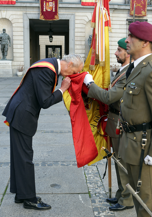 The former minister kissing the Flag of Spain