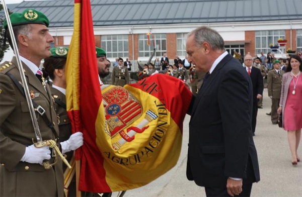 Uno de los jurandos en el beso a la Bandera