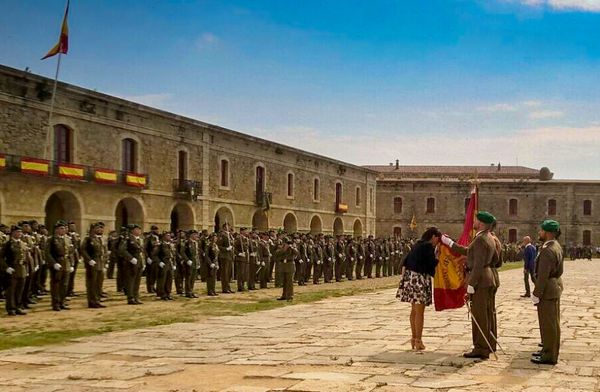 Una de los jurandos besa la Bandera