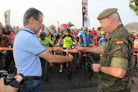 El TG. Galán en el corte de la cinta de salida