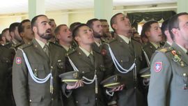 Los alumnos cantan el himno de la Academia