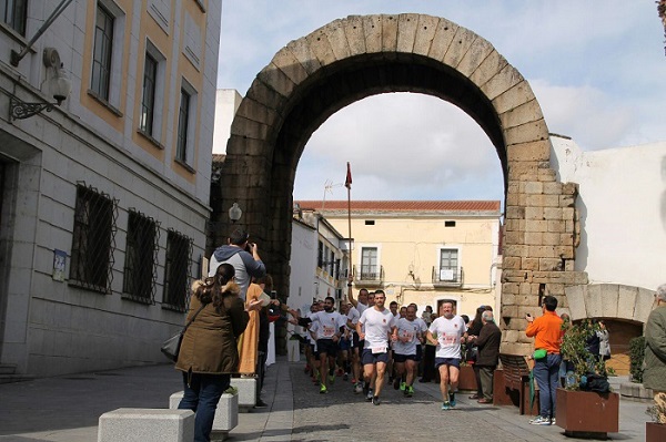 Los militares pasan bajo el arco de Trajano