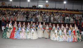 Militares y falleras en el acuartelamiento 