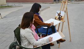 Dos participantes realizan sus obras Dos participantes realizan sus obras