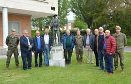 Los visitantes, en la base, con el general